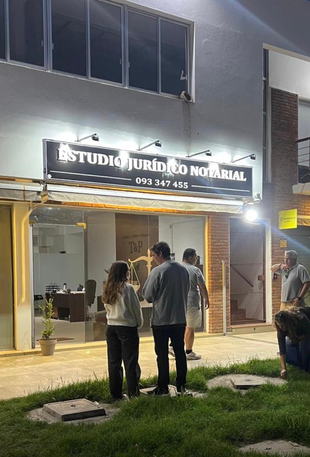 Cartel luminoso para Estudio Jurídico Notarial, de noche